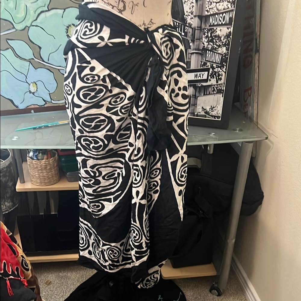 Black and White Patterned Women's SwimSarong Cover-Up